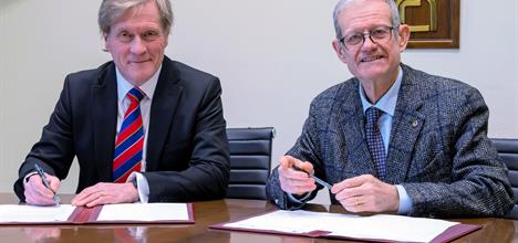 Roger Eccleston, STFC (seated left) and Giuseppe Colpani, CNR (seated right) sign the Tosca+ agreement