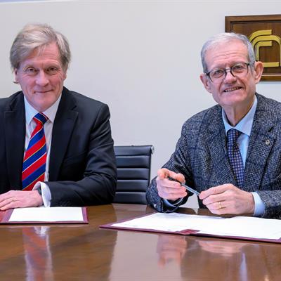 Roger Eccleston, STFC (seated left) and Giuseppe Colpani, CNR (seated right) sign the Tosca+ agreement