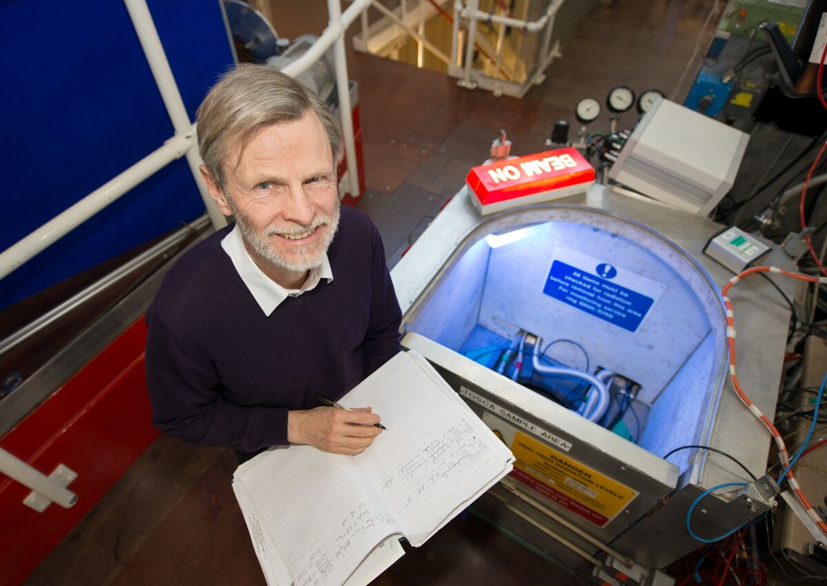 Headshot of Dr Stewart Parker