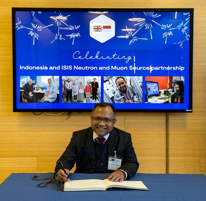 Prof Ratno Nuryadi, Head of Research Organisation for Nanotechnology and Materials, BRIN, signing the ISIS visitors book during his visit to the facility in November 2024.